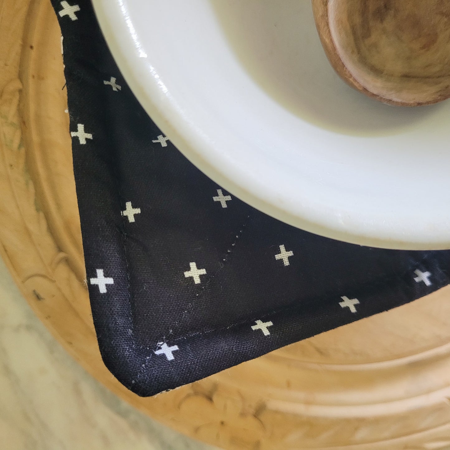 Reversible Black Cross Bowl Cozy