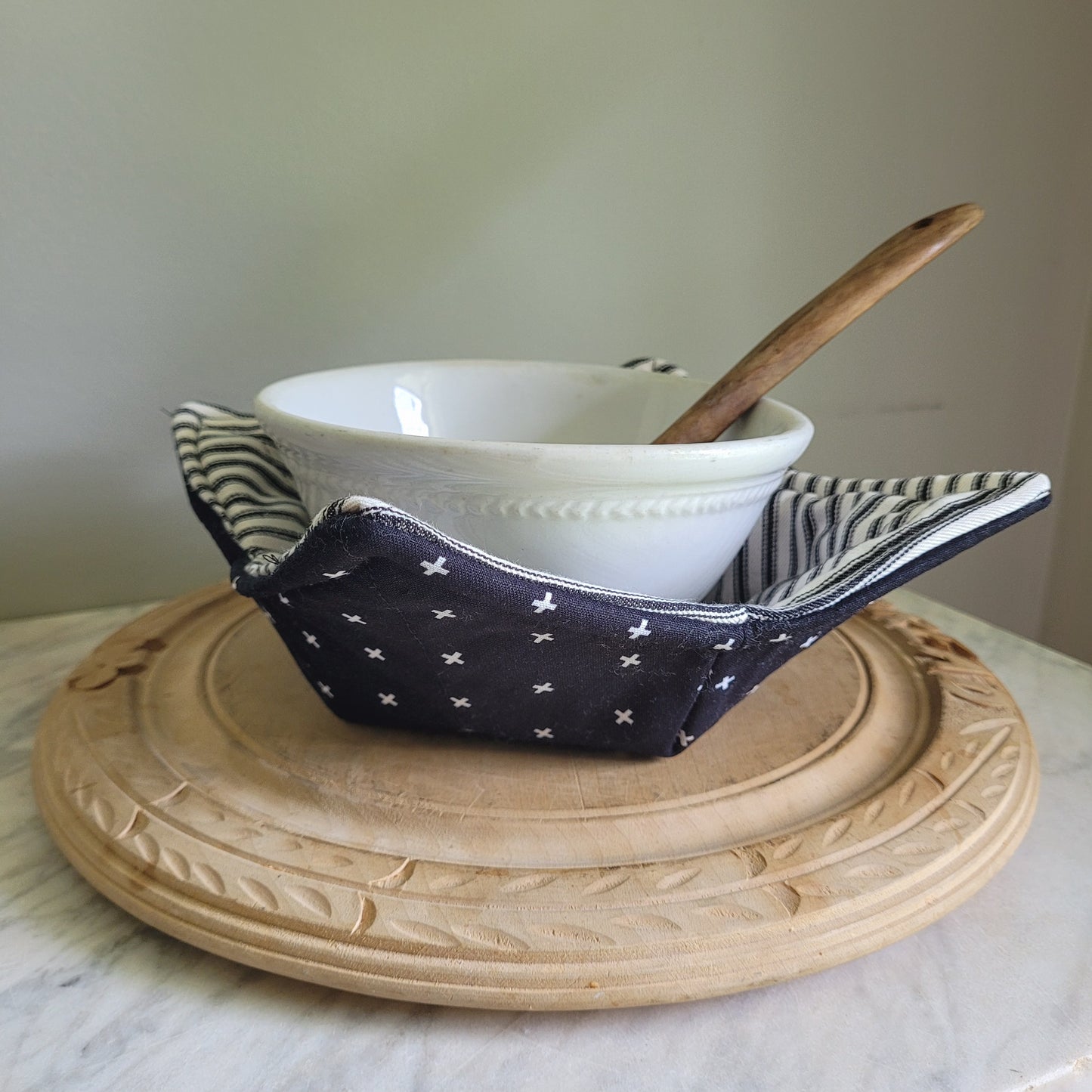 Reversible Black Cross Bowl Cozy